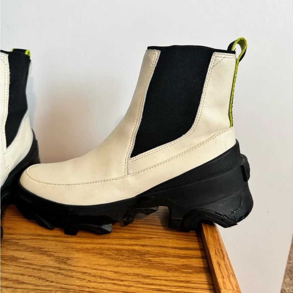 Sorel White and Black Ankle Boots - Picture 3 of 6